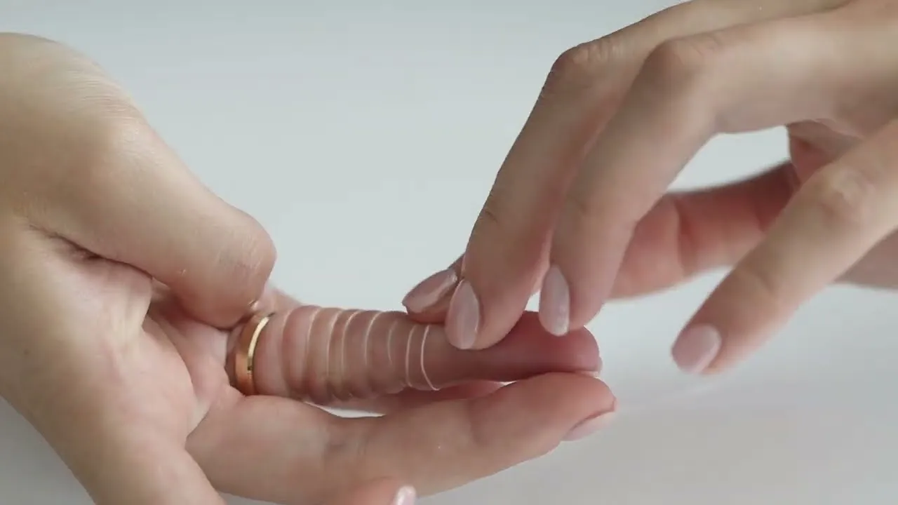 Jak ściągnąć obrączkę ze spuchniętego palca bez bólu i uszkodzeń