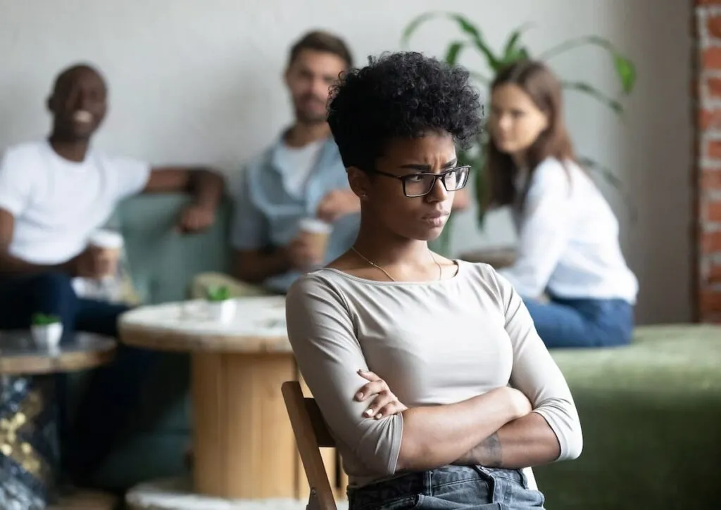 Jak skutecznie radzić sobie z fobią społeczną i pokonać lęk