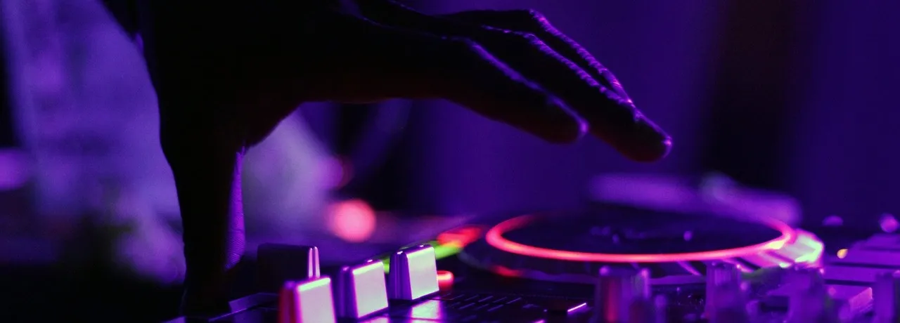 Jakie PKD dla DJ wybrać w 2025? Kompletny poradnik dla muzyków