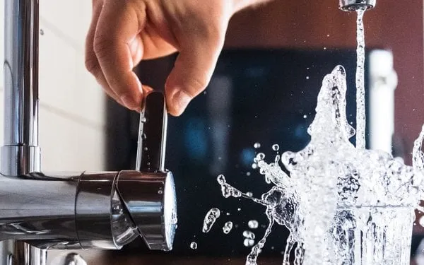 Czy można pić wodę z kranu w Poznaniu? Bezpieczne fakty i opinie