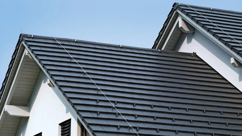 Dachówka czarna czy grafitowa - który kolor jest lepszy dla Twojego dachu?