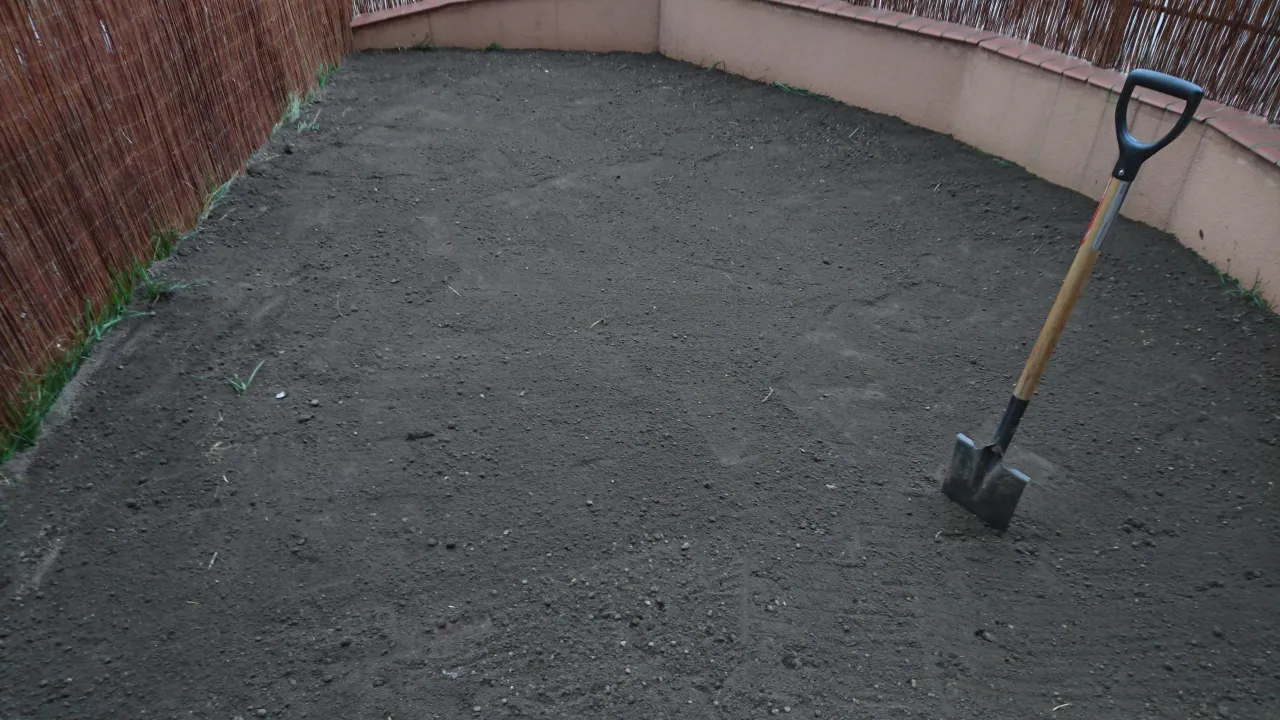 Ile czarnoziemu pod trawnik? Oblicz potrzebną ilość dla zdrowego trawnika