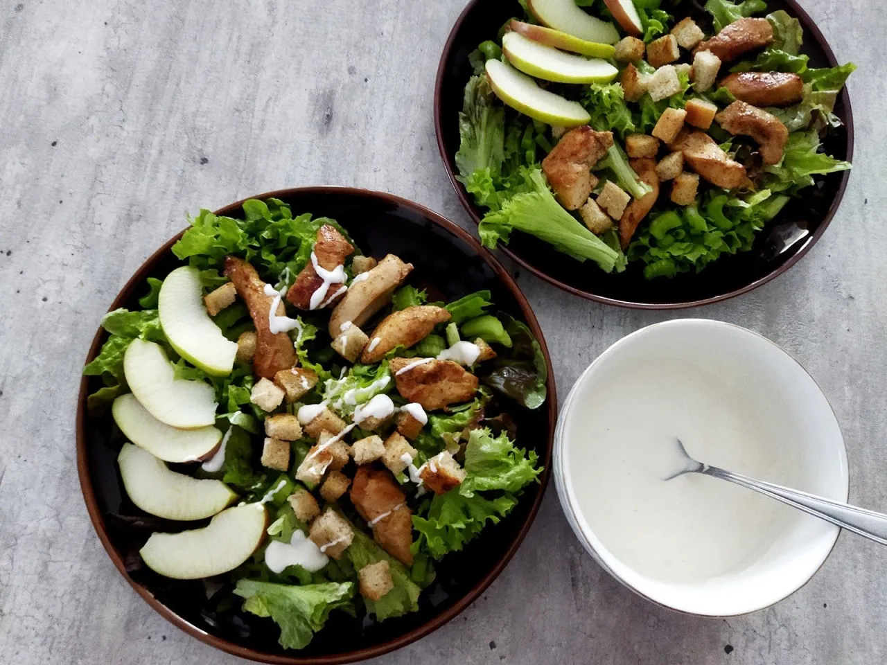 Jak zrobić sałatkę z kurczakiem – prosty przepis na zdrowe danie pełne smaku