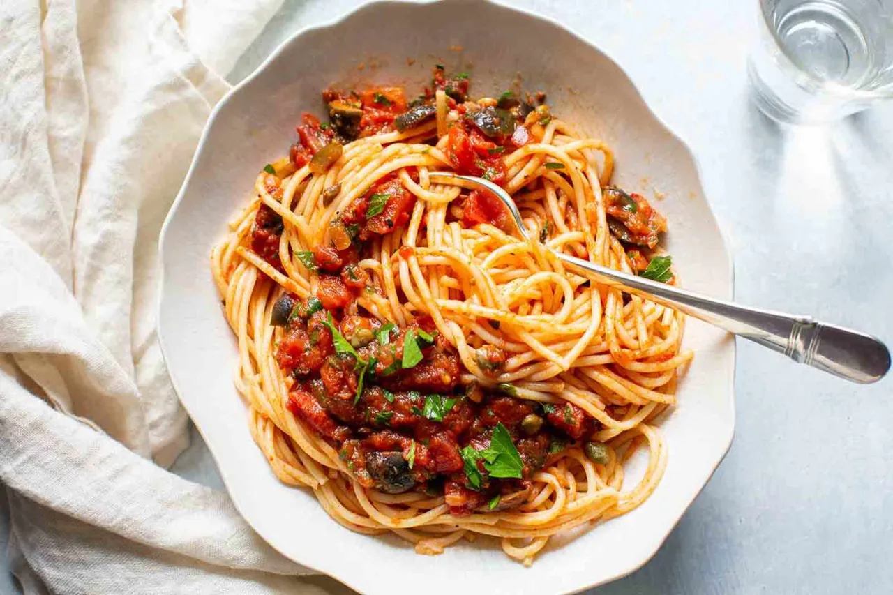 Najlepsze przepisy na spaghetti alla puttanesca, które zachwycą smakiem