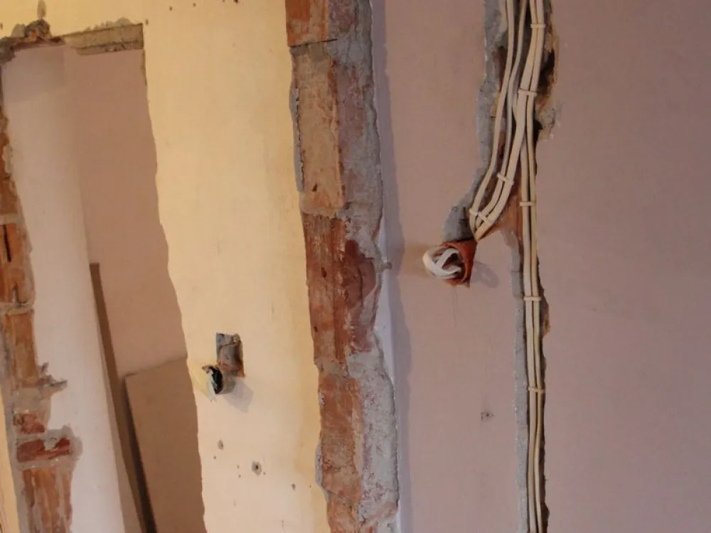 Jak znaleźć kable w ścianie i uniknąć niebezpieczeństwa przy remoncie