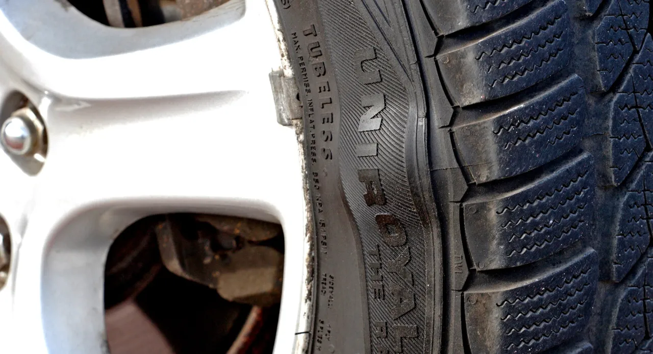 Guz na oponie – dlaczego nie warto jeździć z takim uszkodzeniem