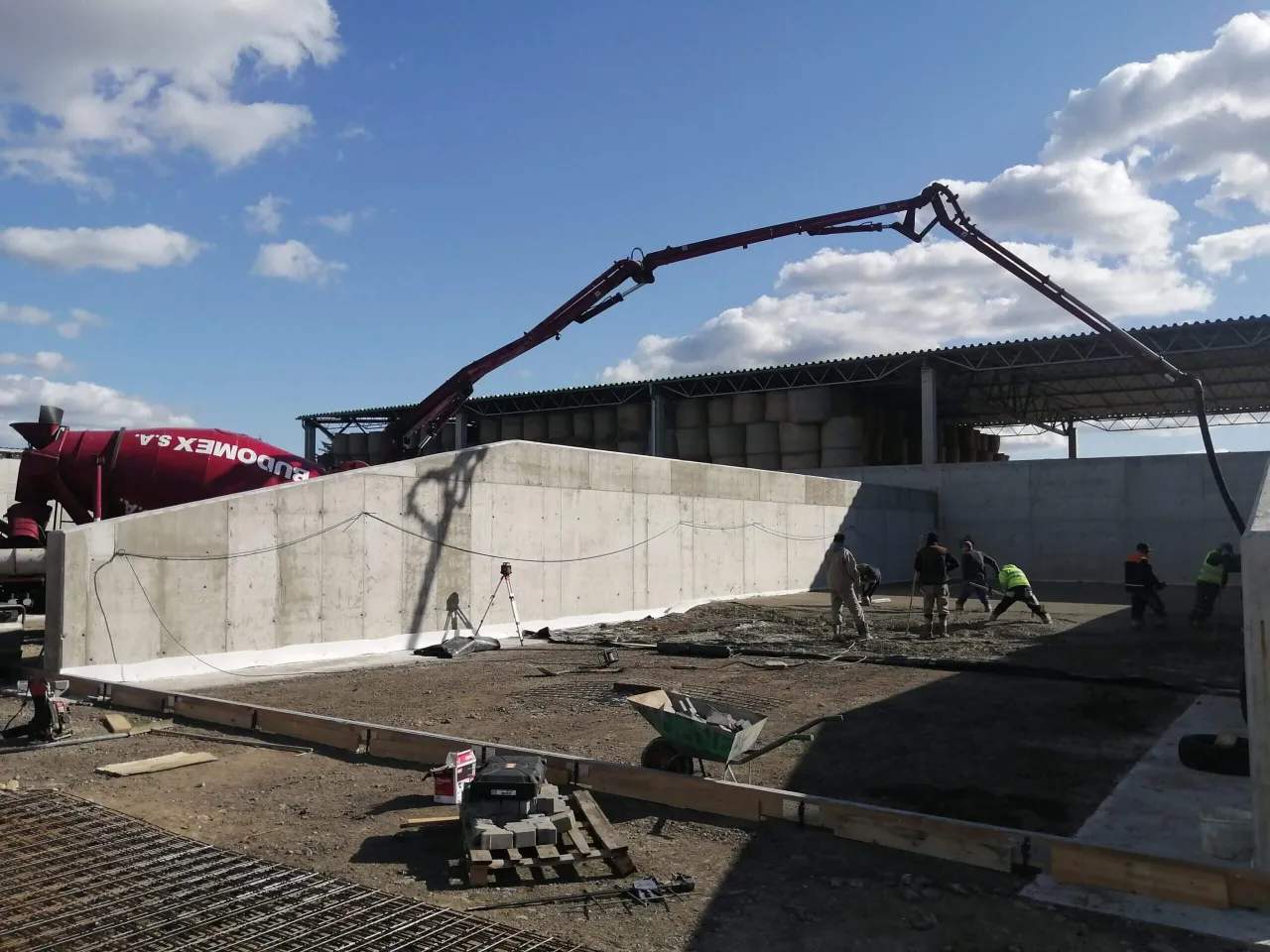 Jaki beton na fundamenty? Wybierz najlepszy rodzaj dla swojej budowy