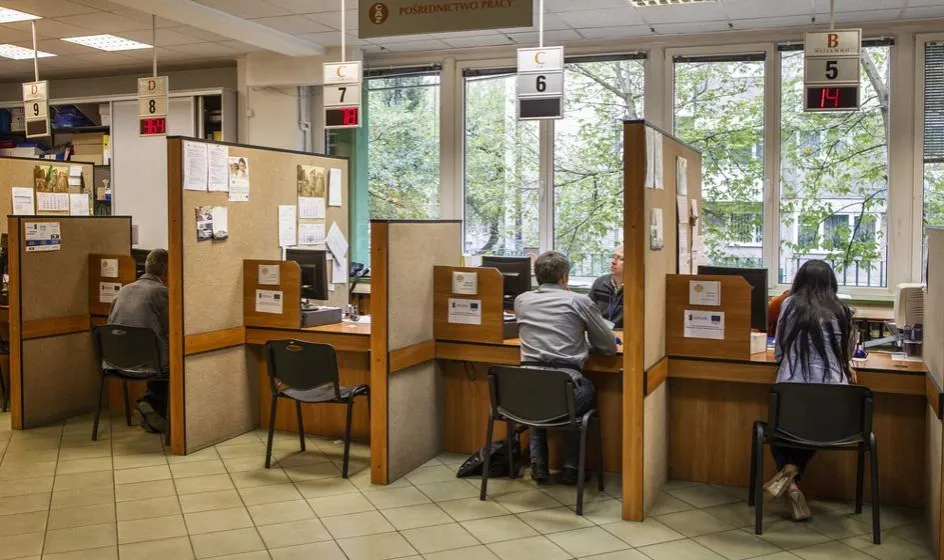 Czy urząd pracy sprawdza zatrudnienie za granicą i jakie są konsekwencje?