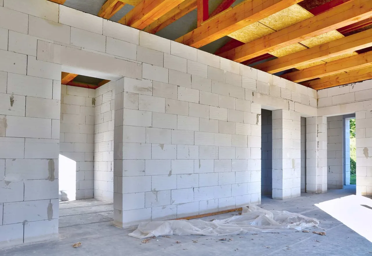 Beton komórkowy: przewodnik po parametrach, wadach i zaletach