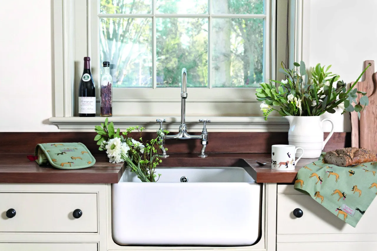 Aranżacja parapetu w kuchni: 15+ pomysłów na styl i funkcjonalność