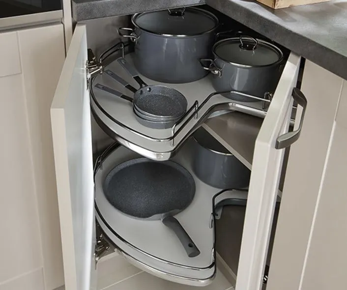 Jak ukladac w szafkach w kuchni, aby zaoszczędzić miejsce i czas