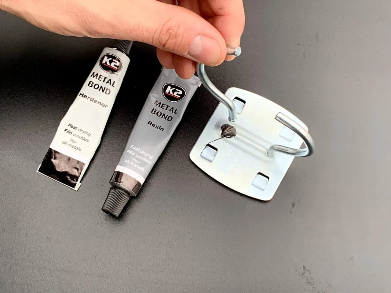 Jak skutecznie skleić mosiądz - najlepsze kleje i porady na start