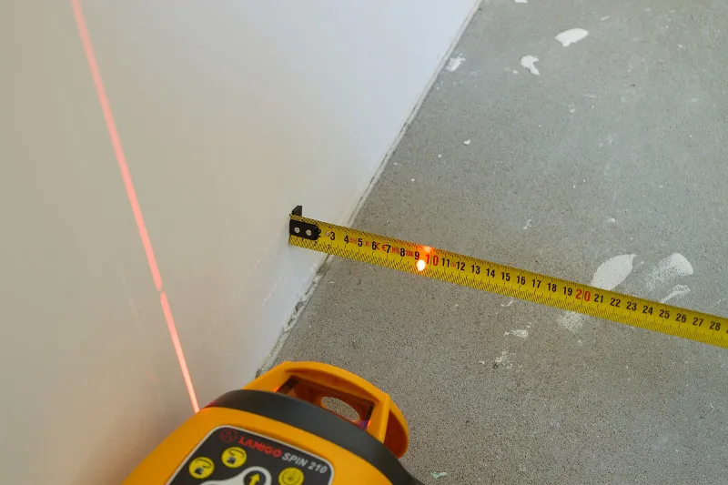 Kąt prosty na podłodze: 3-4-5, laser czy kątownik? Wybierz metodę!