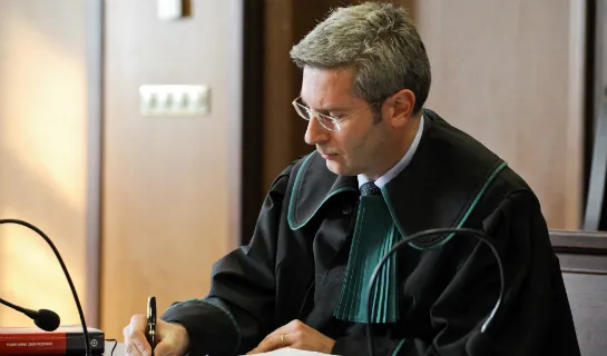 Co robi adwokat w sądzie? Poznaj kluczowe obowiązki i rolę prawnika