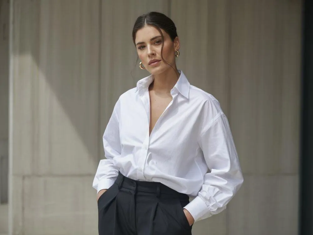 Jak nosić bluzki koszulowe? Stylowe stylizacje na każdą okazję