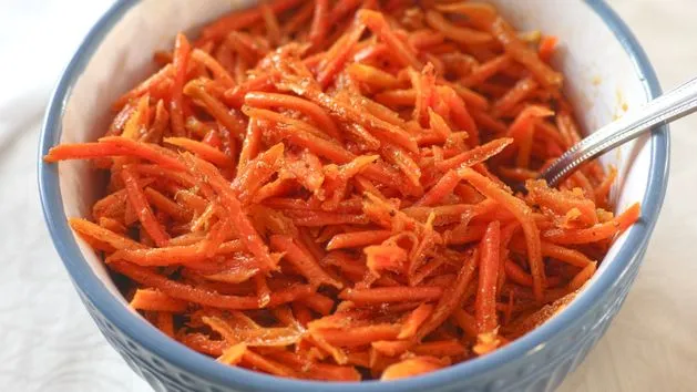 Co dodać do surówki z marchewki, aby zachwycić smakiem?