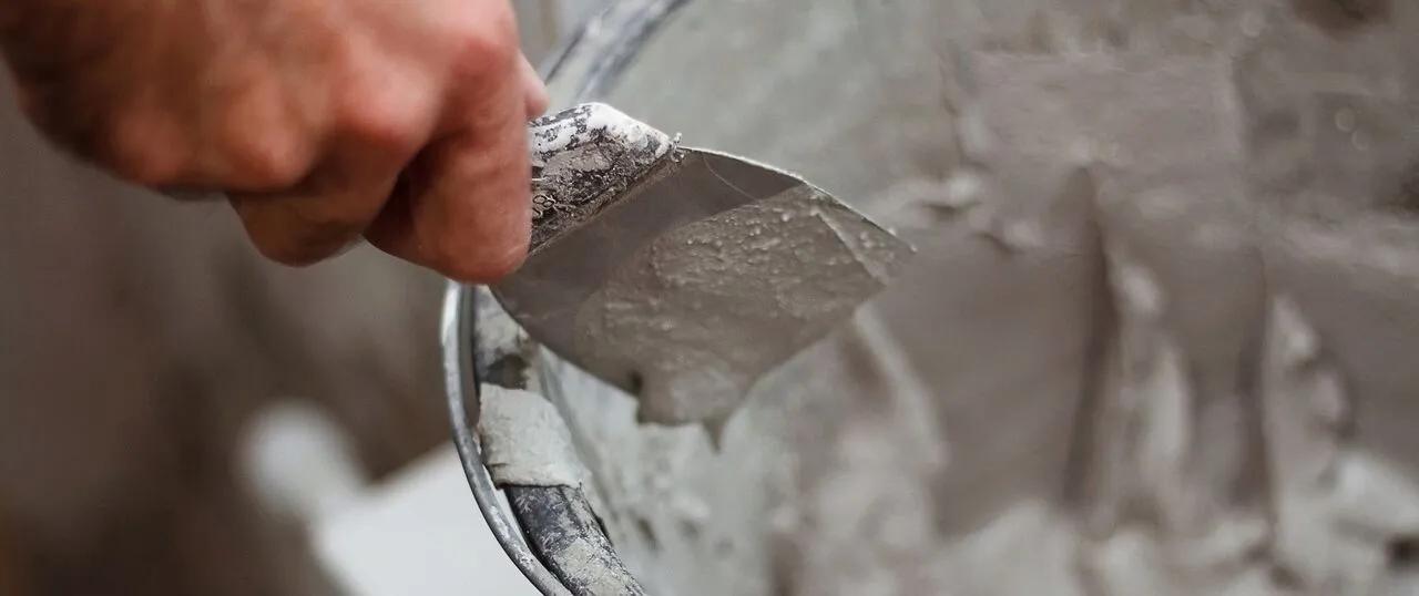 Jak zrobić gotową zaprawę betonową – proste kroki i porady