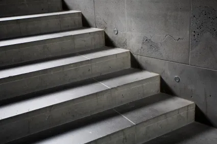 Jakie kafle na schody zewnętrzne? 7 kluczowych aspektów wyboru