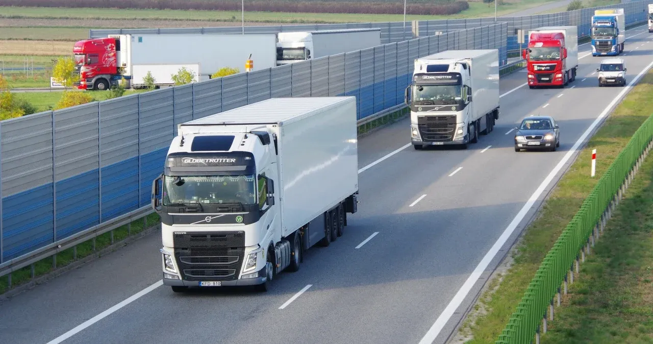 Ile m3 ma naczepa tira? Poznaj pojemność i zastosowania naczep TIR