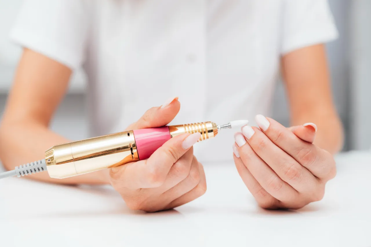 Czy frezarka niszczy paznokcie? Oto, co musisz wiedzieć, aby uniknąć szkód