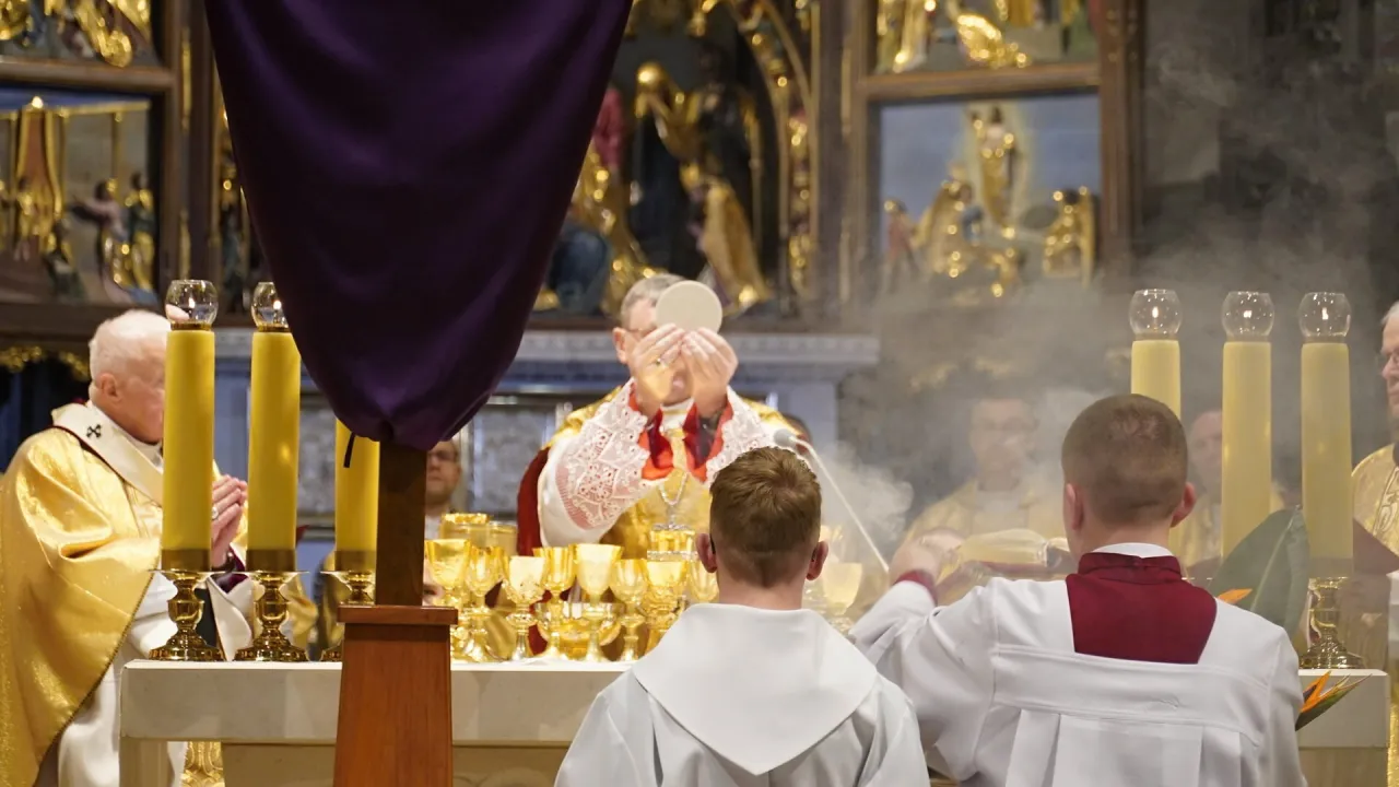 Ile trwa msza w Wielki Czwartek? Czas i czynniki wpływające na długość