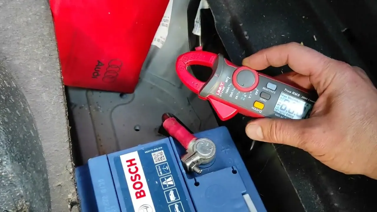 Audi A6 C6: Gdzie podłączyć prostownik, aby uniknąć problemów z akumulatorem