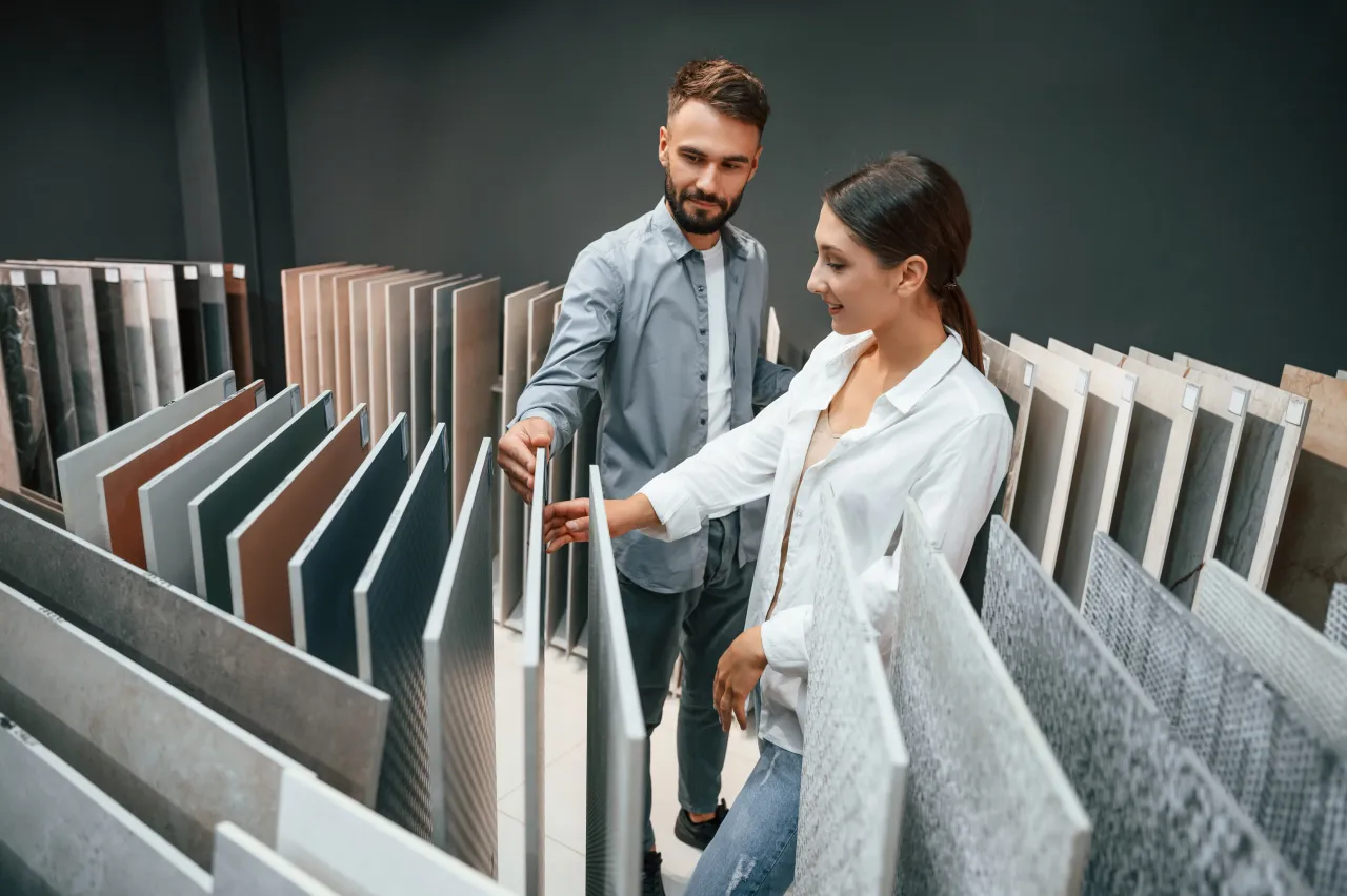 Fornir kamienny: Czy warto? Wady, zalety, cena i montaż