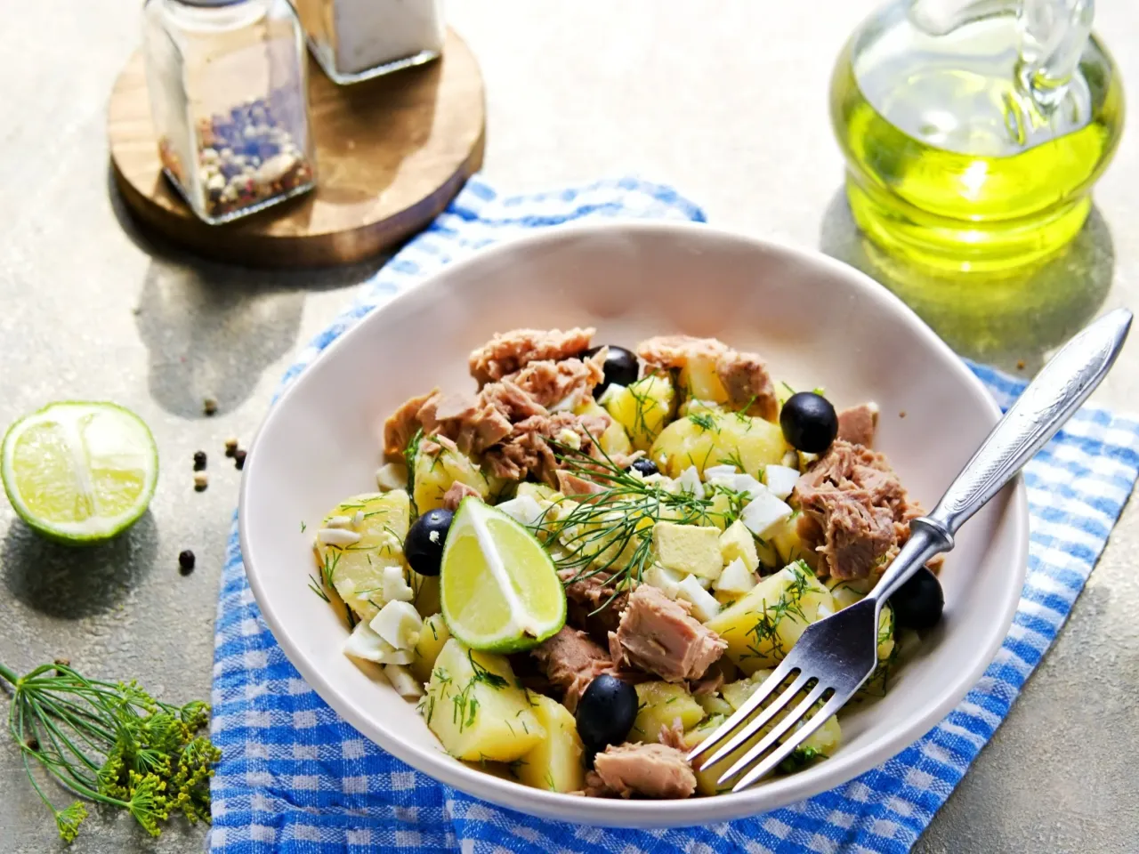 Jak długo gotować ziemniaki na sałatkę? Sprawdź, by uniknąć błędów!