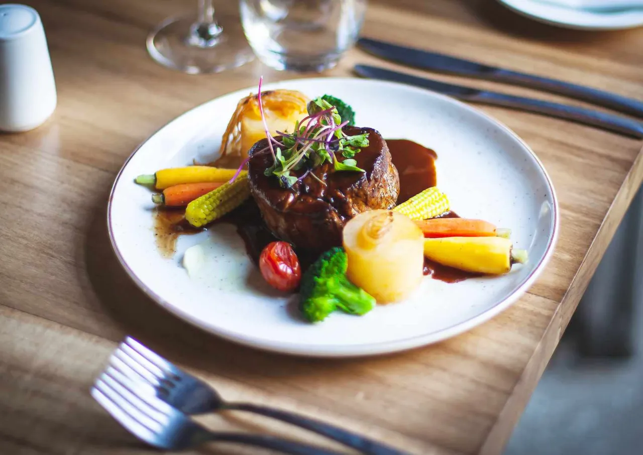 Gdzie zjeść w Ustce? Najlepsze restauracje i ryby 2024