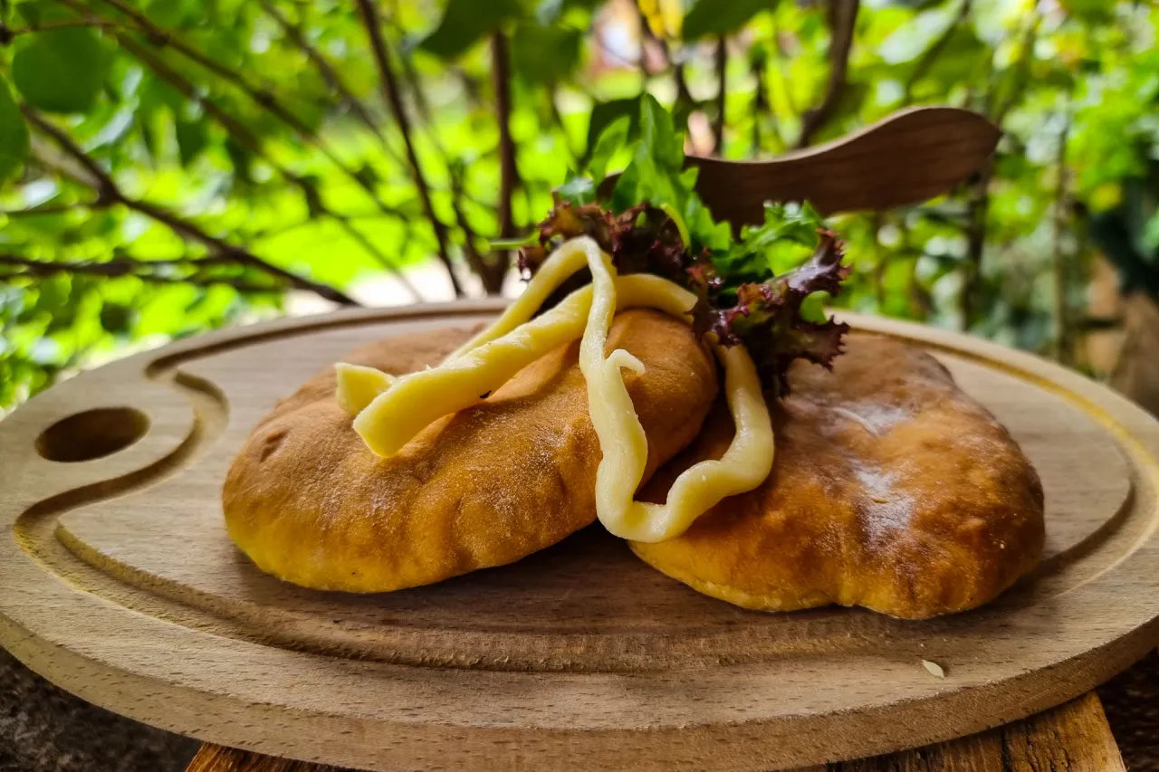 Bieszczadzkie przysmaki: Czy warto spróbować tę sławną knyszę?