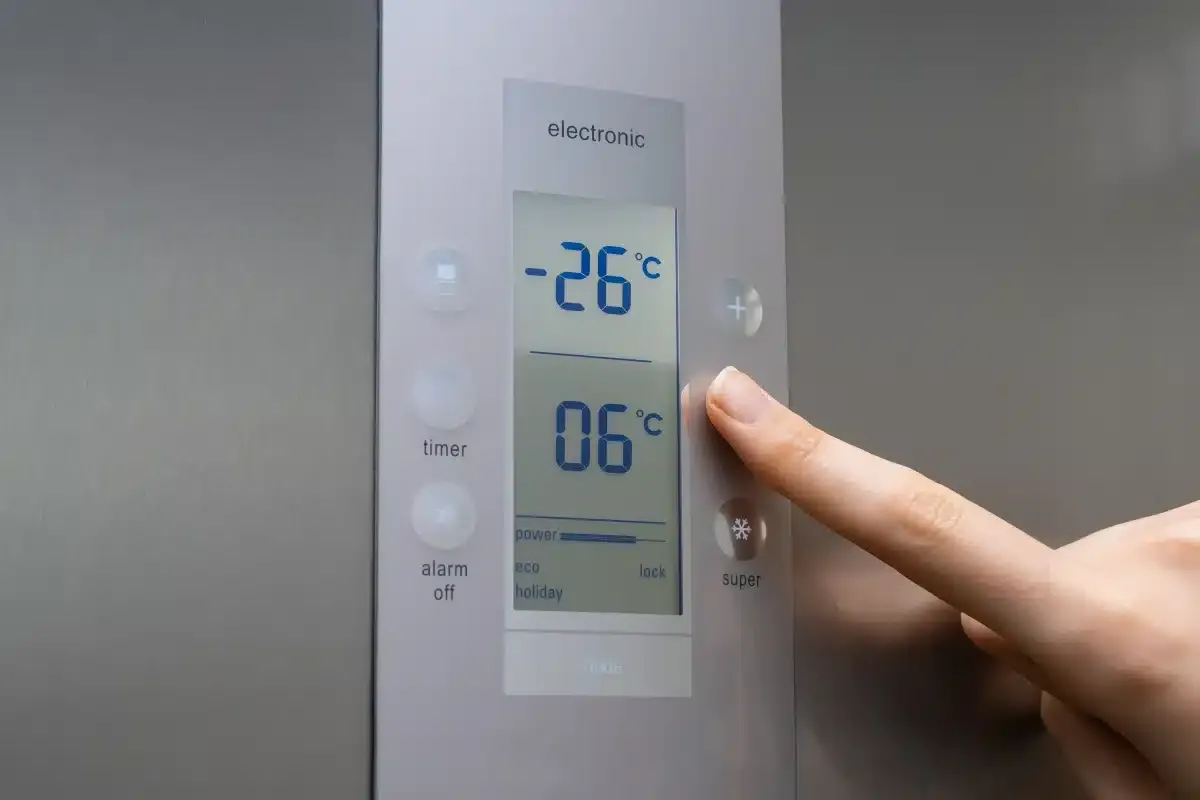 Ile stopni w lodówce? Idealna temperatura dla świeżości i oszczędności