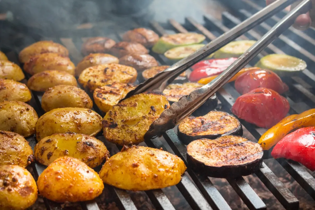 Cebula z grilla: Proste przepisy na pyszne grillowane przekąski