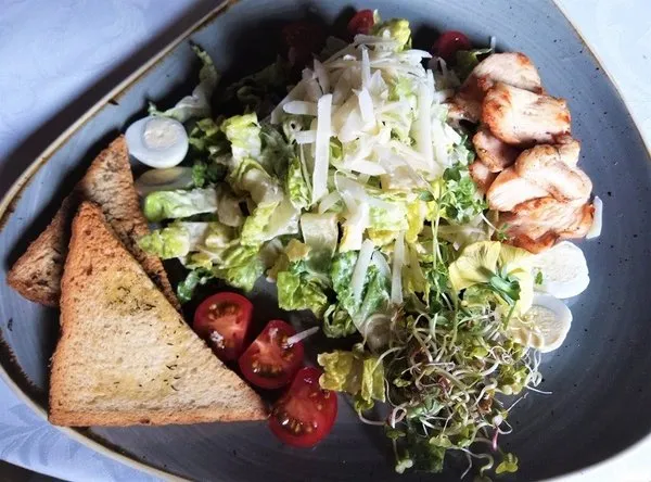 Gdzie zjeść w Uniejowie? Odkryj najlepsze restauracje i potrawy