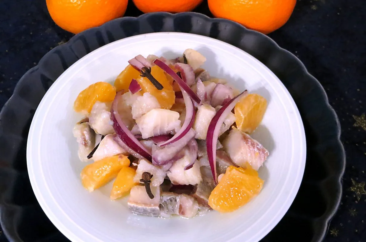 Śledzie przepisy: przepis na śledzie z pomarańczami i chrzanem