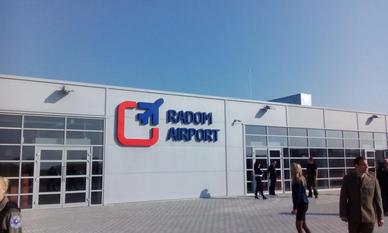 Kto wymyślił lotnisko w Radomiu? Historia jego powstania i znaczenie