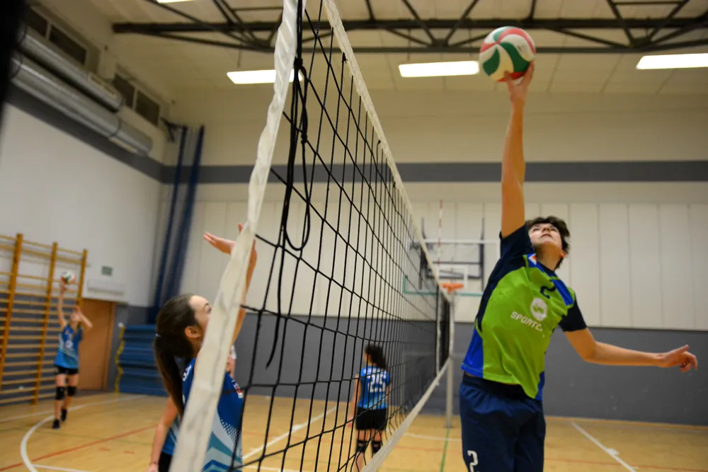 Jak wybrać najlepszą szkółkę siatkarską dla swojego dziecka: kompletny poradnik