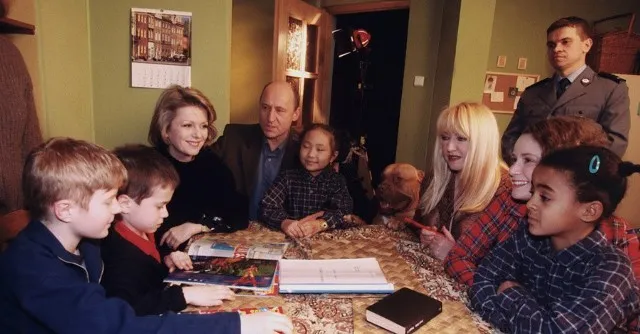 Obsada "Rodziny zastępczej" - aktorzy kultowego serialu o zwariowanej familii