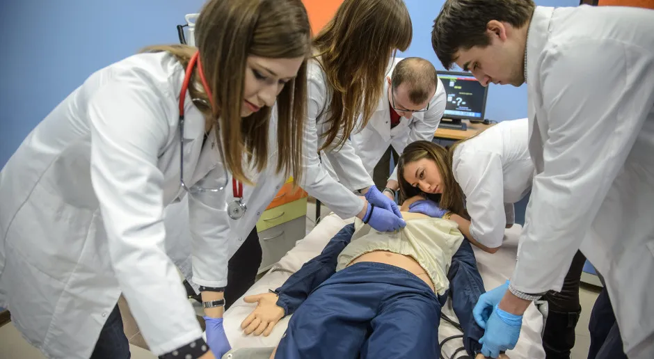 Medycyna w Polsce: Kiedy za darmo, a kiedy płatnie? Koszty studiów