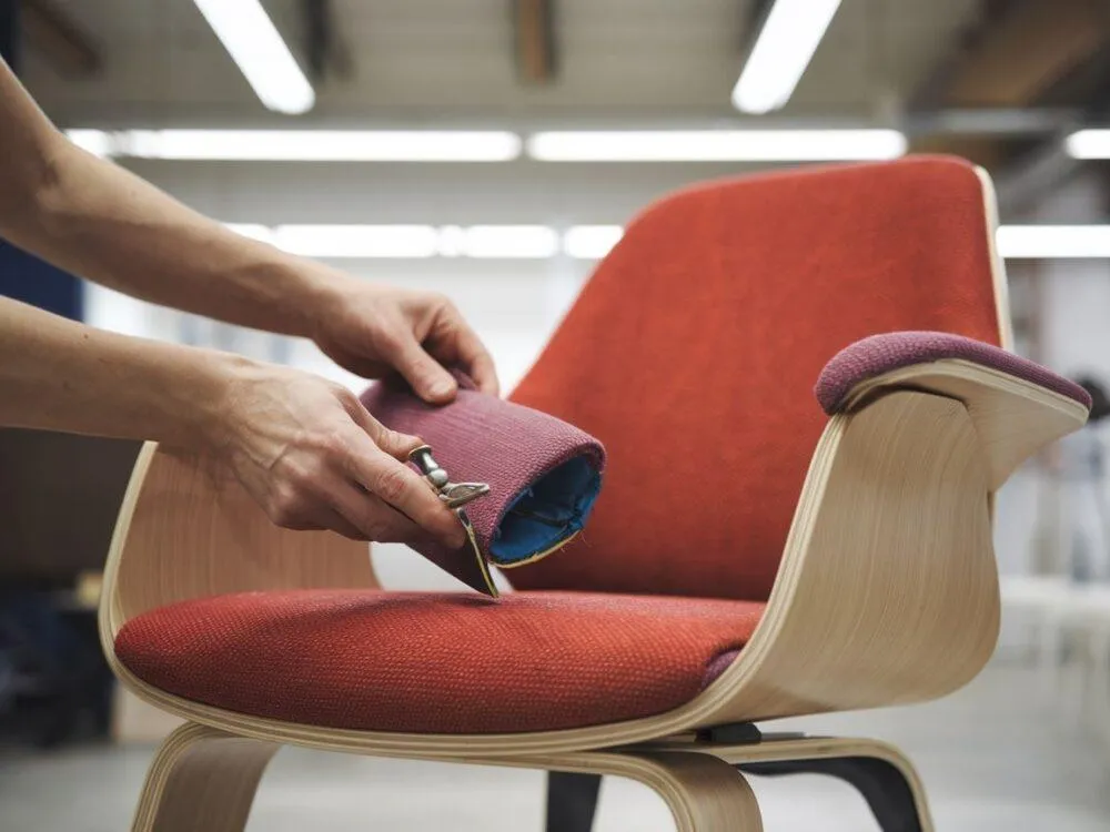 Ile kosztuje obicie krzesła? Sprawdź ceny i ważne czynniki