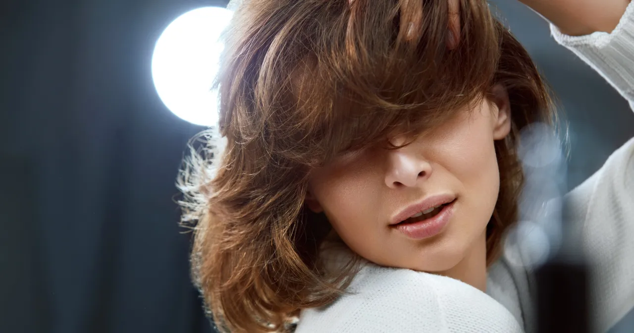 Jak utrwalić fryzurę na wesele? Sprawdzone triki na całą noc