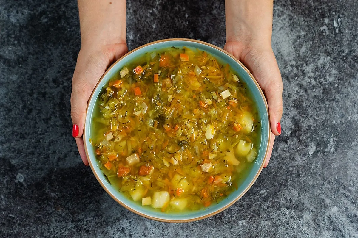 Ile kalorii ma zupa ogórkowa? Sprawdź, co naprawdę zawiera