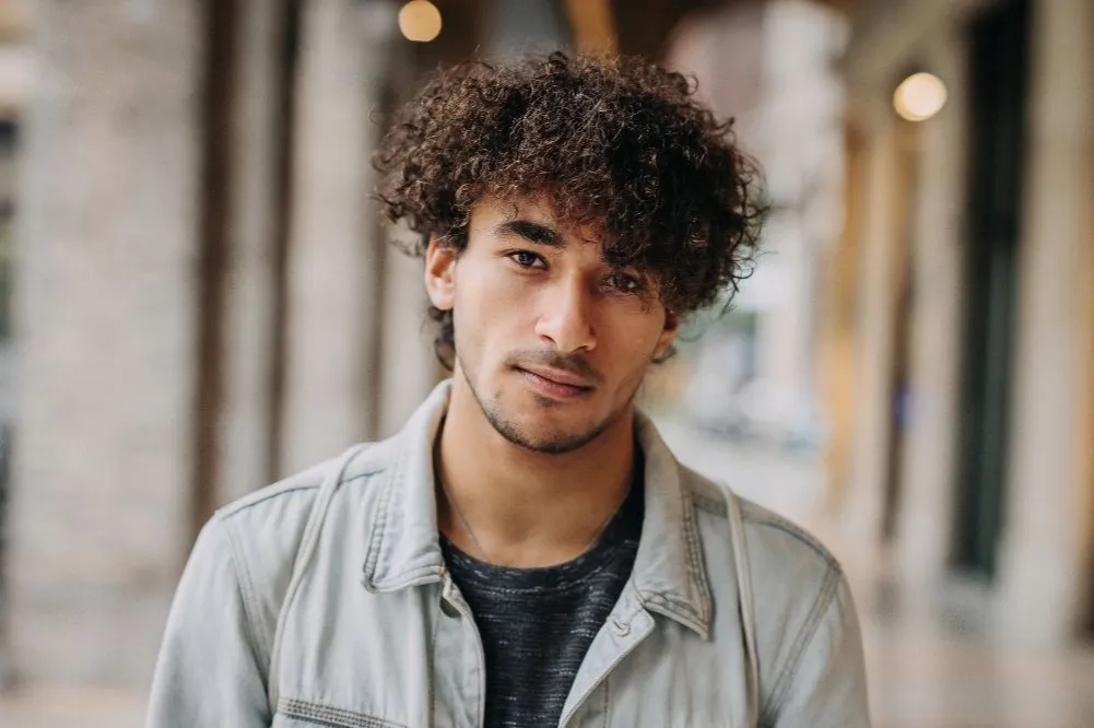 Jak zrobić loki na krótkich włosach męskich? Przewodnik krok po kroku