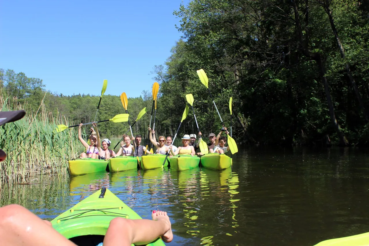Najlepsze trasy spływów kajakowych w Olsztynie – ceny i wynajem