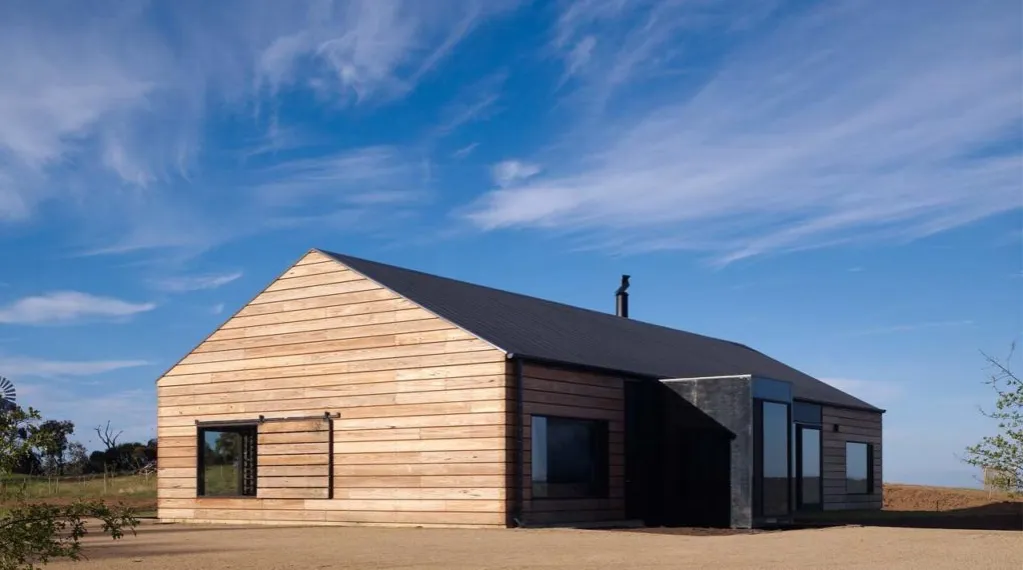 Ile kosztuje budowa domu stodoły? Sprawdź, co wpływa na ceny