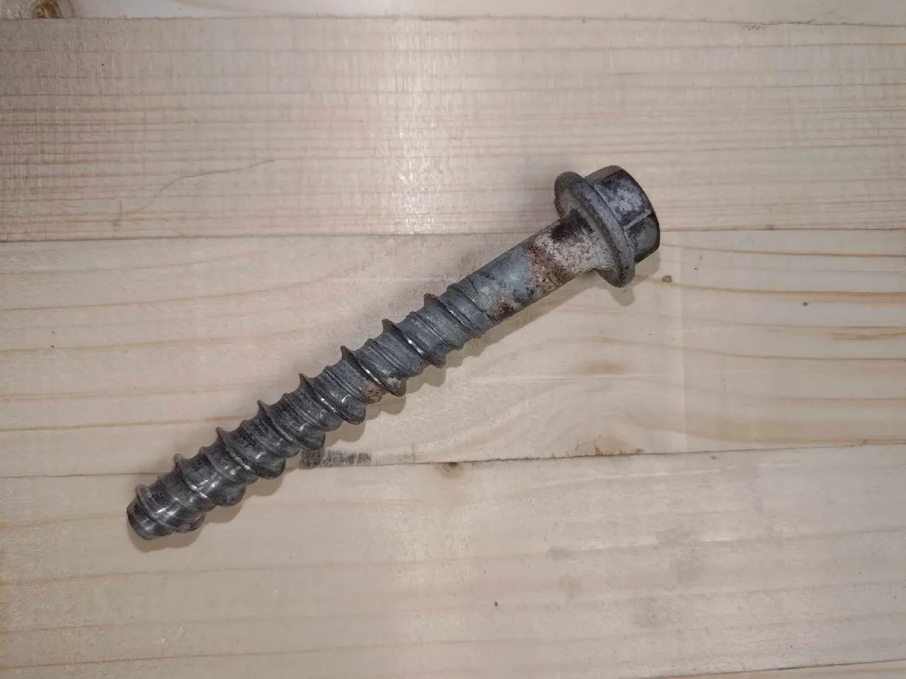 Kotwy do drewna wkręcane – jak uniknąć błędów przy montażu?