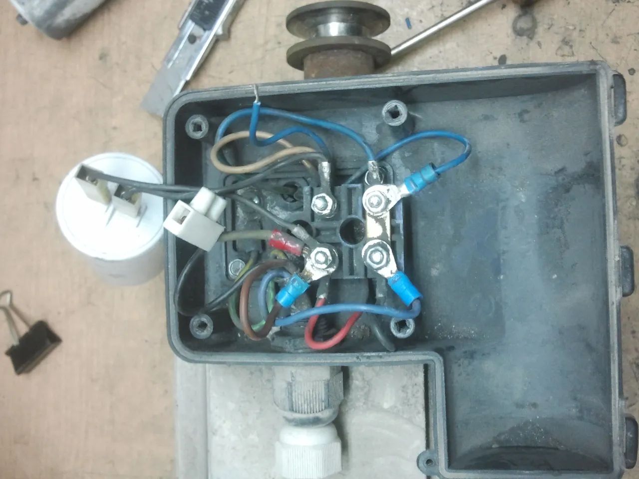 Silnik buczy? Jak bezpiecznie podłączyć kondensator rozruchowy