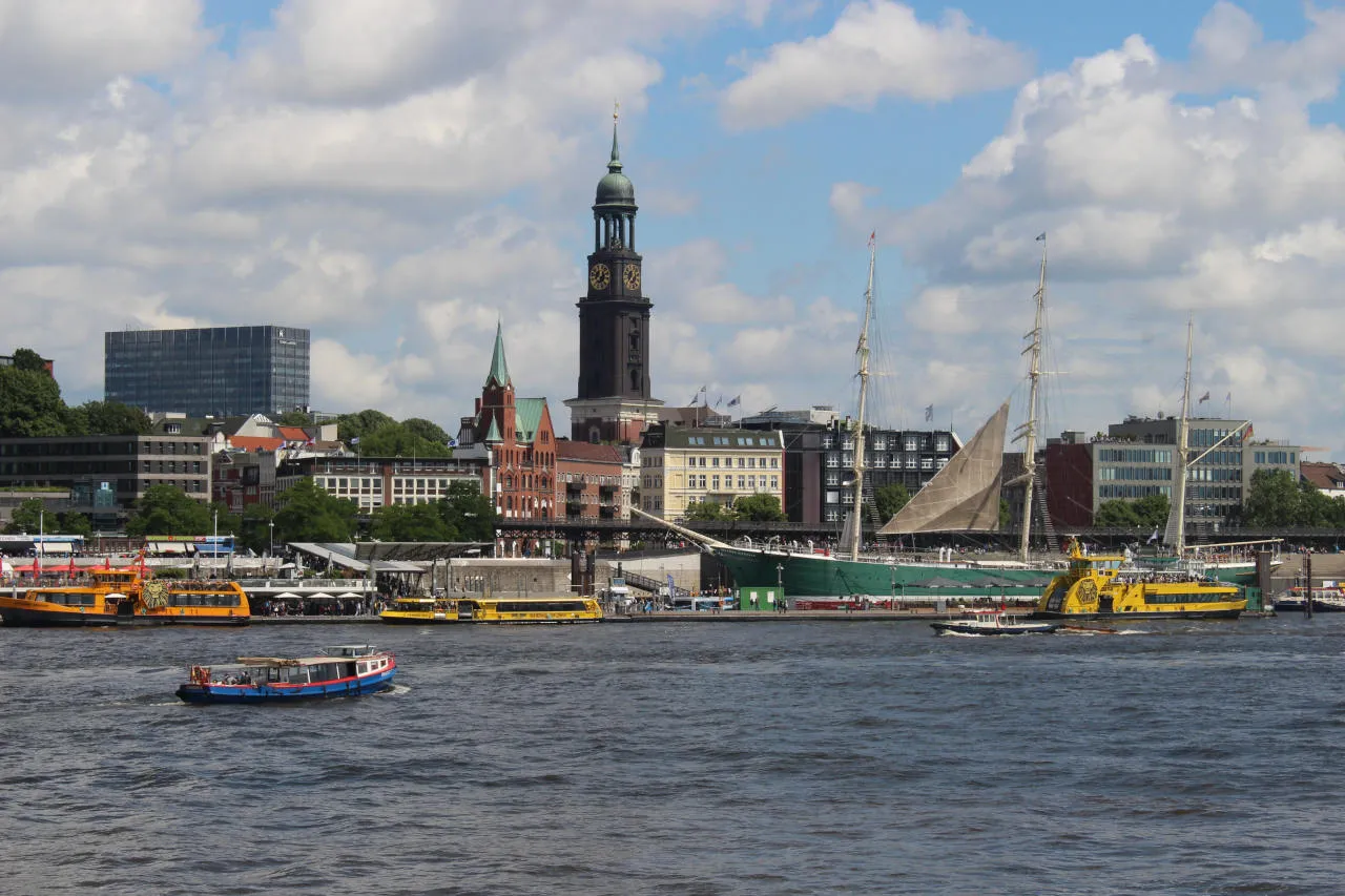 Hamburg nad morzem? Sprawdź, gdzie leży i dlaczego jest portem