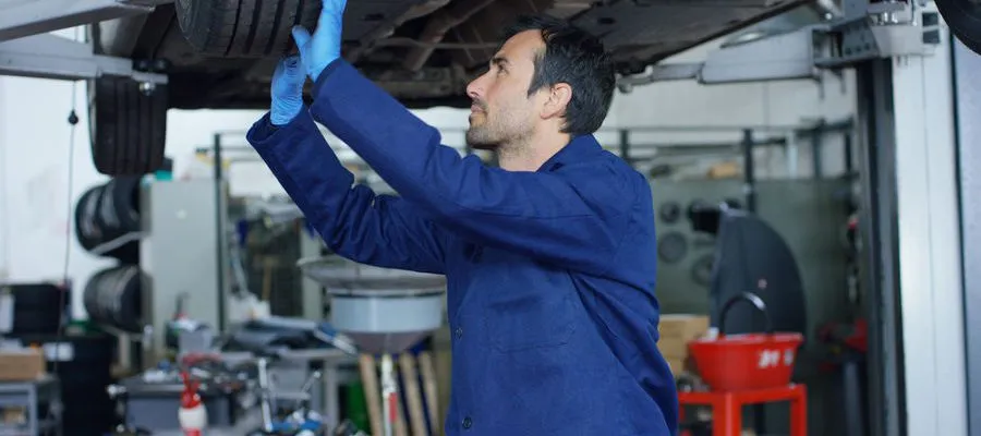 Ile naprawdę kosztuje badanie techniczne samochodu? Sprawdź, jak uniknąć dodatkowych opłat