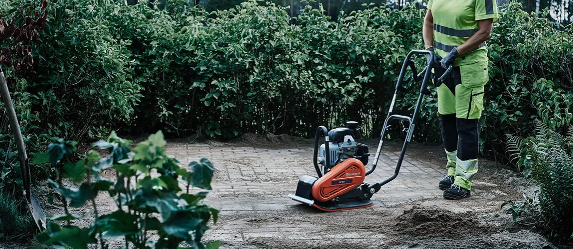 Jaką zagęszczarkę do fundamentów wybrać, by uniknąć błędów?