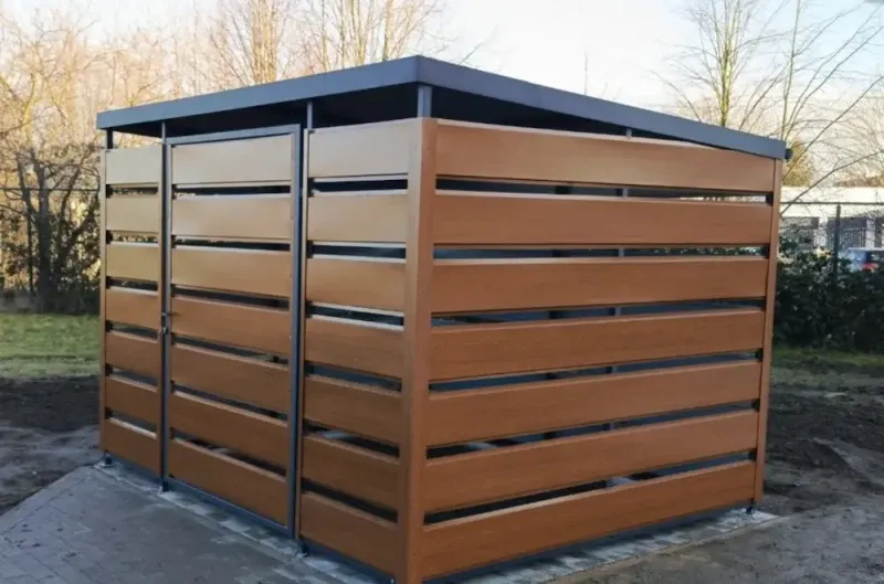 Mała wiata śmietnikowa - atrakcyjna, funkcjonalna altana ogrodowa